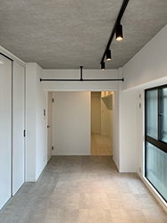 ���ƓV��̃O���[�����炳�ꂽ���͋C��